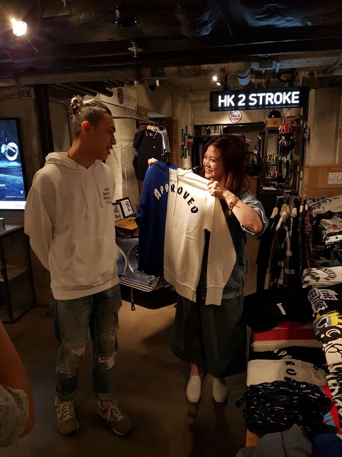 “Approved” 目前已有多種銷售途徑，例如在HMV、觀塘的Noisy Folks、旺角的Husky Sneakers等知名零售商亦對“Approved”的產品所垂青。@青年創業軍訪問