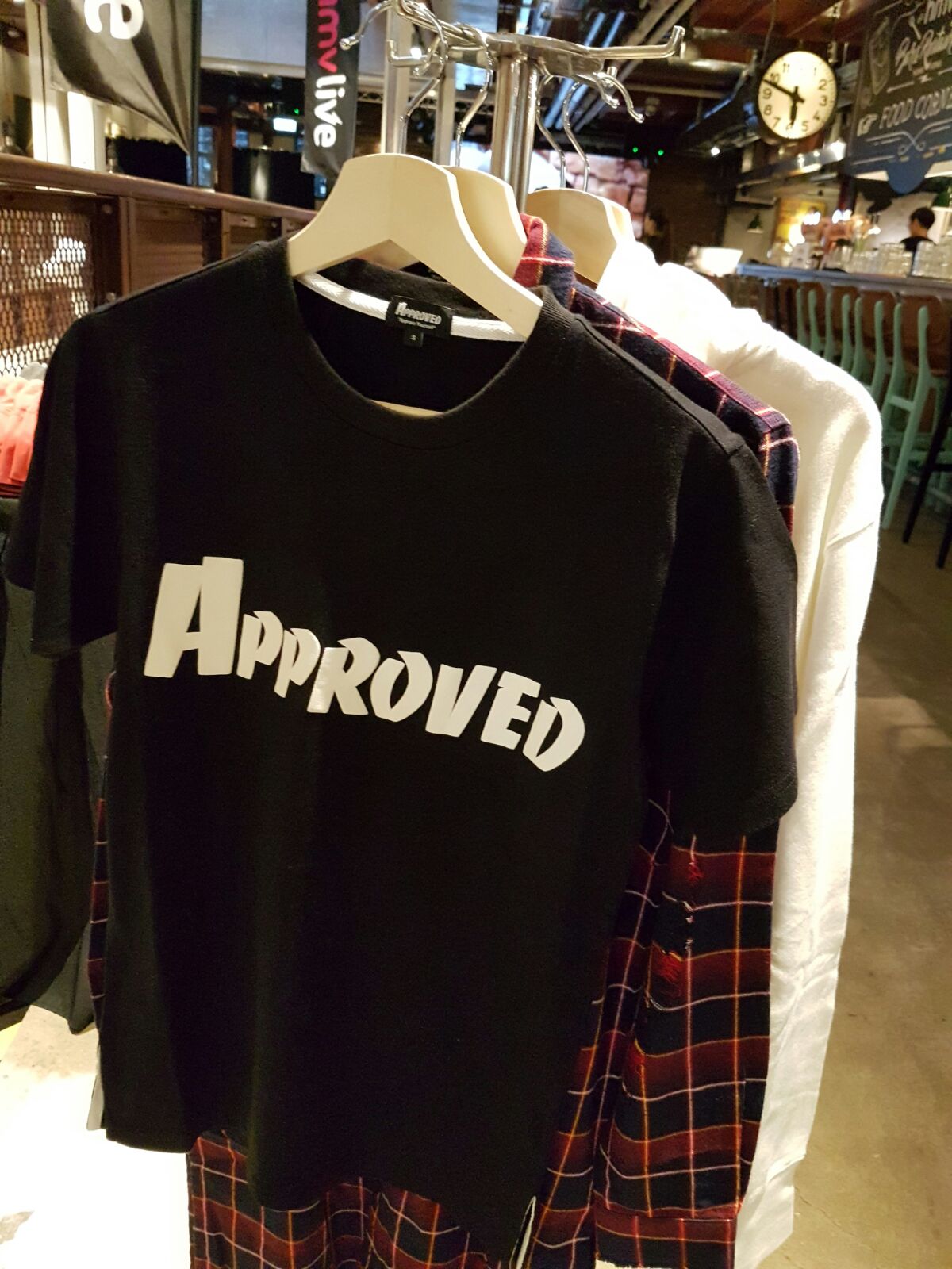 “Approved” 目前已有多種銷售途徑，例如在HMV、觀塘的Noisy Folks、旺角的Husky Sneakers等知名零售商亦對“Approved”的產品所垂青。@青年創業軍訪問